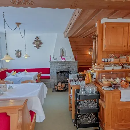Oda ve Kahvaltı Haus Schrofenstein 3*