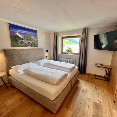 Oda ve Kahvaltı Haus Schrofenstein
